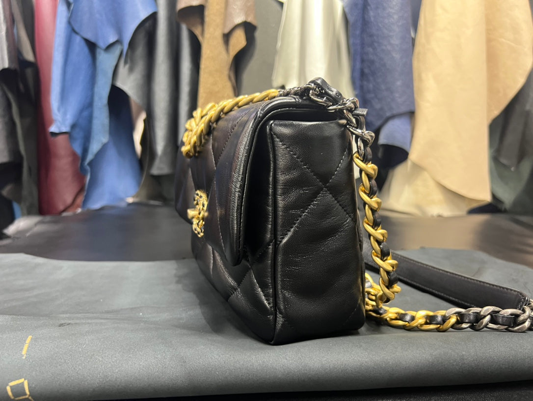 FLAP BAG 26CM GOLD HARDWARE BLACK CALFSKIN