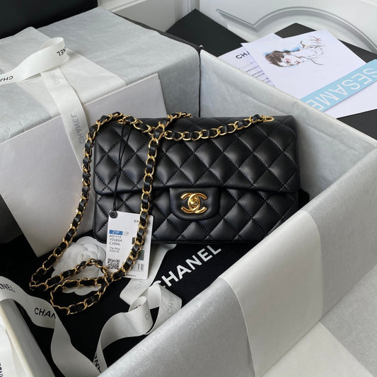 Medium Classic Flap Bag 23cm Black Lambskin Gold Hardware
